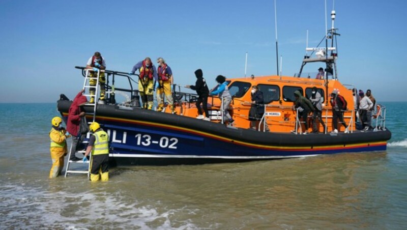 Der 22-Jährige dürfte per Schlepperboot von Frankreich nach Großbritannien eingereist sein. (Bild: AP (Symbolbild))