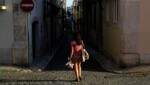 Aufatmen in Portugal: Nach fast einem Jahr hebt Portugal die Maskenpflicht im Freien wieder auf. (Bild: AP)
