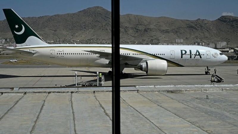 Der in Kabul gelandete Passagierjet der Airline PIA (Bild: APA/AFP/Aamir QURESHI)