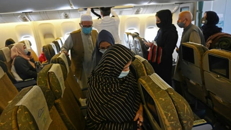 Passagiere an Bord des ersten Linienflugs, der von Pakistan nach Afghanistan geflogen ist (Bild: APA/AFP/Aamir QURESHI)