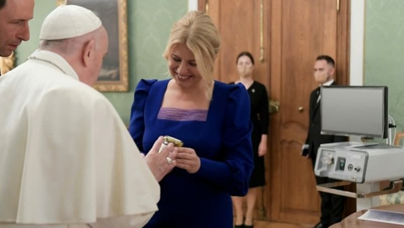 Papst Franziskus überreicht Präsidentin Zuzana Caputova ein Gastgeschenk. (Bild: APA/AFP/VATICAN MEDIA/Handout)