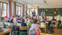 Für 51.000 Kinder war Montag der allererste Schultag. Sie starteten mit einem Corona-Test. (Bild: Christian Forcher)