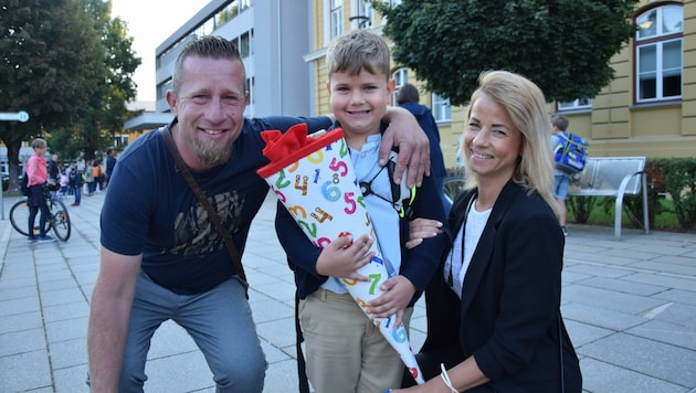 Michael Haderlap und Daniela Wohlfahrt haben ihren Neffen Kai (6) zum Schulstart in die Volksschule St. Veit begleitet. „Die Schultüte hilft gegen die aufkommende Nervosität.“ (Bild: Andreas Walcher)