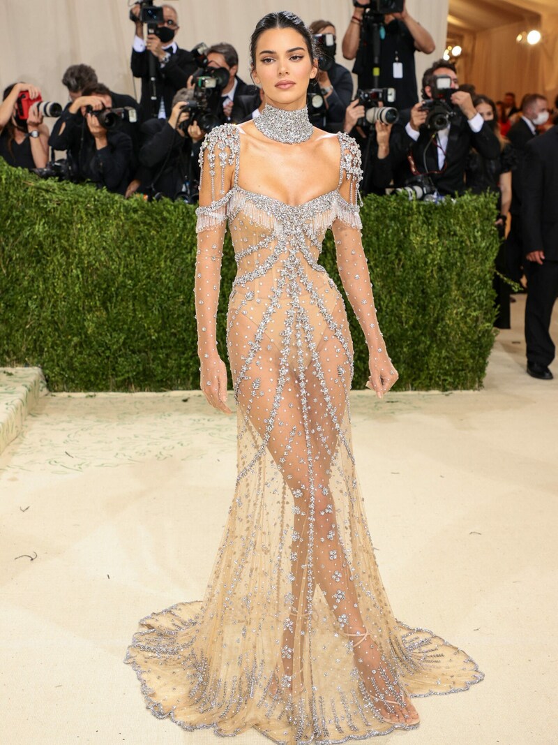 Kendall Jenner zog im durchsichtigen Glitzerkleid alle Blicke auf sich. (Bild: 2021 Getty Images)