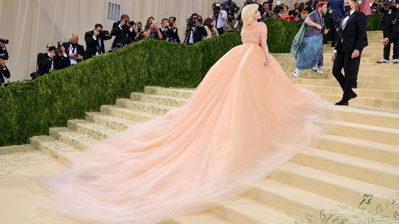 Billie Eilish made the entrance of the night in her Oscar de la Renta gown. (Bild: 2021 Getty Images)