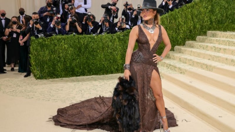 Jennifer Lopez bestach als sexy Cowgirl bei der Met Gala. (Bild: 2021 Getty Images)