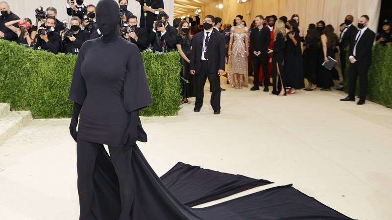 Kim Kardashian versteckte sich bei der Met-Gala 2021 hinter einem schwarzen Ganzkörperanzug mit langer Schleppe. (Bild: 2021 Getty Images)