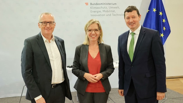 Klaus Herrmann, Geschäftsführender Chefredakteur der „Kronen Zeitung“, Klimaschutzministerin Leonore Gewessler (Grüne) und EU-Kommissions-Vertreter Martin Selmayr. (Bild: Tomschi Peter)