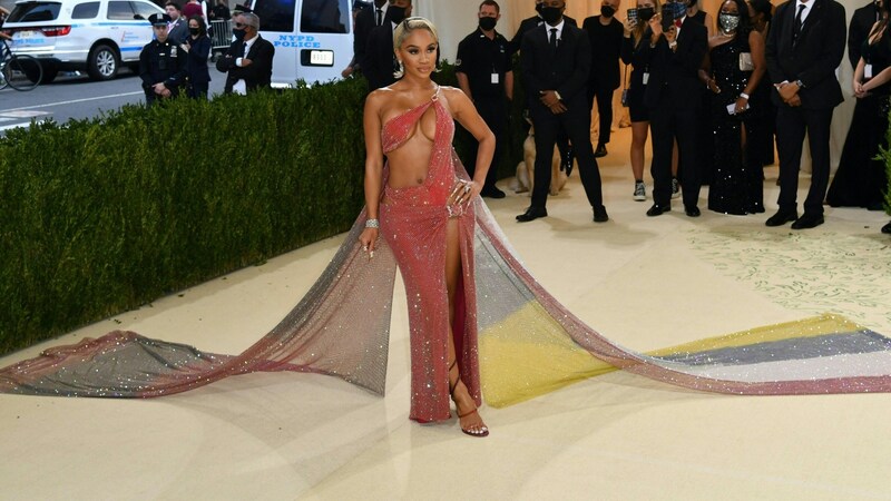 Rapperin Saweetie kam obenrum nur spärlich bedeckt zur Met Gala. (Bild: AFP)