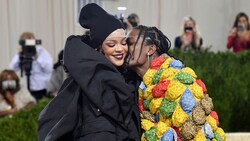 Rihanna schmuste mit Freund A$AP Rocky am Red Carpet der Met Gala. (Bild: AFP)