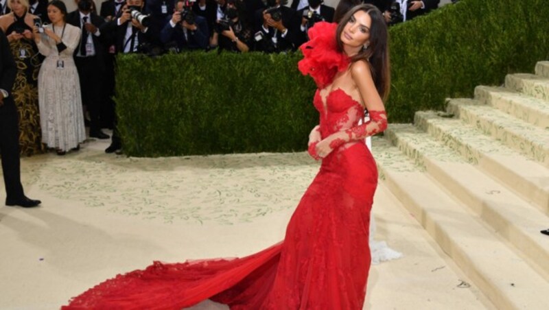 Emily Ratajkowski im süßen Spitzenkleid mit auffälliger Tüllblume auf der Schulter (Bild: AFP )