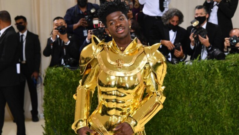 Rapper Lil Nas X erschien in einer goldenen Ritterrüstung bei der Met Gala. (Bild: AFP )