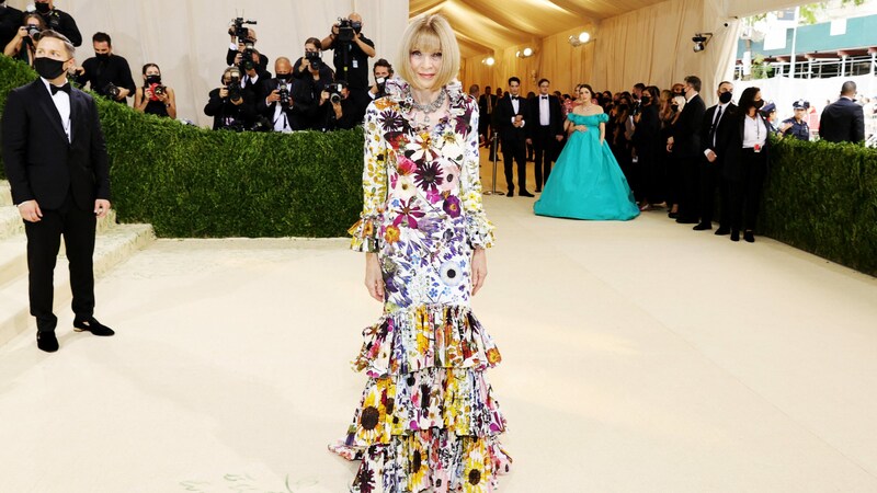 Die Gastgeberin des Abends, Anna Wintour, kam im süßen Blumenkleid zur Met Gala. (Bild: 2021 Getty Images)