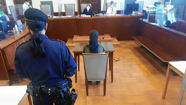 Die Pflegerin, die einen Millionenschatz gestohlen hat, vor Gericht in Wiener Neustadt. (Bild: Peter Grotter)