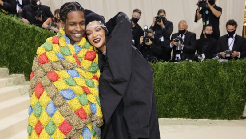 Verliebt schmiegte sich Rihanna an die Schulter von Asap Rocky. (Bild: 2021 Getty Images)