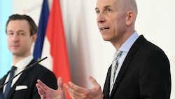 Finanzminister Gernot Blümel und Arbeitsminister Martin Kocher (beide ÖVP) (Bild: APA/HELMUT FOHRINGER)