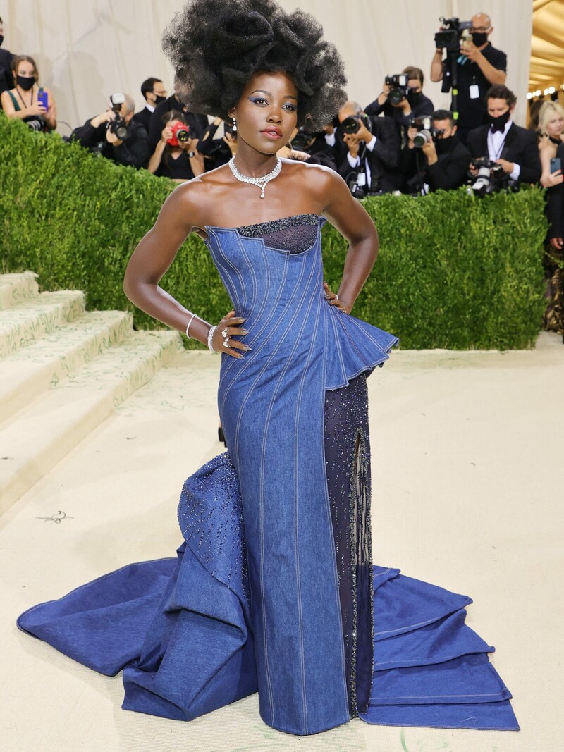 Lupita Nyong‘o trug eine Robe aus Jeansstoff. (Bild: 2021 Getty Images)