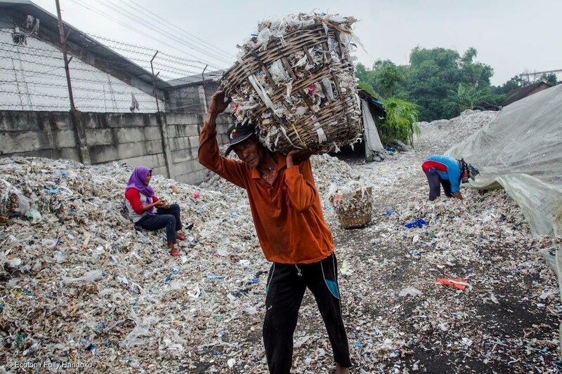 Menschen sammeln in Indonesien Plastikmüll. Für eine Wagenladung erhalten sie zehn Dollar. (Bild: © Ecoton / Fully Handoko)