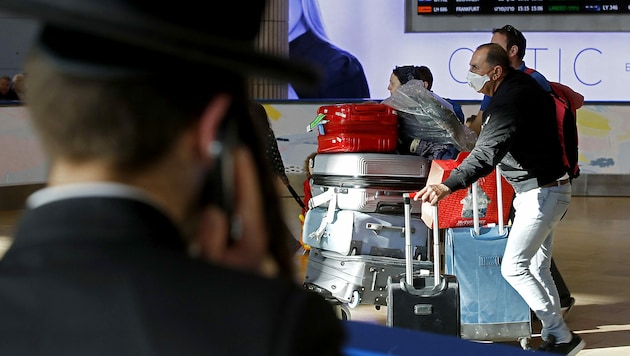 Der sechsjährige Eitan befindet sich mittlerweile in Israel (im Bild zu sehen die Ankunftshalle am Flughafen Ben Gurion in Tel Aviv) (Bild: APA/AFP/JACK GUEZ)