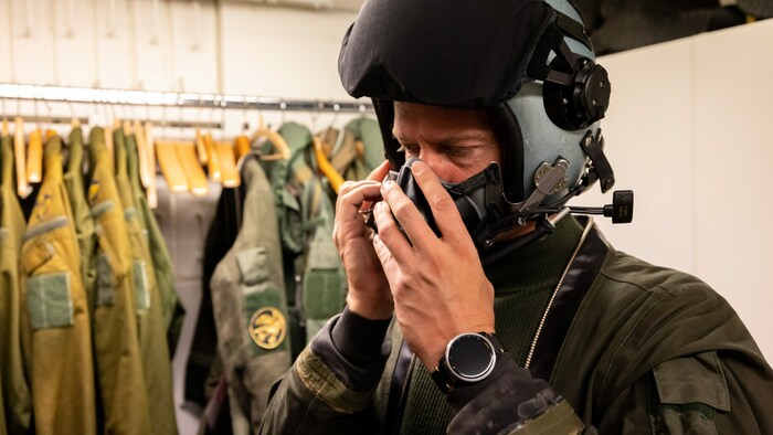 In der Maske ist nicht nur die Sauerstoffzufuhr verbaut, sondern auch ein Mikrofon für den ...