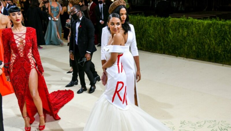 Megan Fox (l.), Alexandria Ocasio-Cortez und Designerin Aurora James (Bild: BFA / Action Press / picturedesk.com)