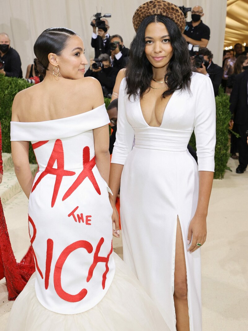 Alexandria Ocasio-Cortez (l.) und Designerin Aurora James (Bild: APA/Mike Coppola/Getty Images/AFP)