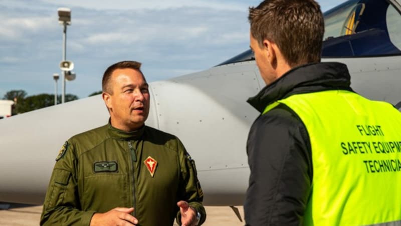 Die „Krone“ auf dem F7-Stützpunkt im Gespräch mit „Jekyll“, dem Ausbildungsleiter. Auf der Basis werden auch ausländische Piloten ausgebildet, Ende der 90er-Jahre waren hier Österreicher, um auf dem „Viggen“ zu fliegen - der allerdings nie angeschafft wurde. (Bild: S. Nielsen)