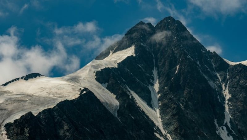 Nahaufnahme vom Doppelgipfel des höchsten Berges von Österreich, dem Großglockner mit der Pallavicini-Rinne zwischen den beiden Gipfeln. (Bild: stock.adobe.com)