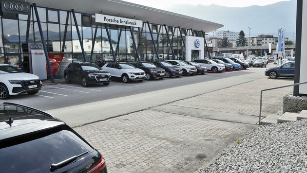 Bei Porsche Innsbruck müssen Kunden – je nach Modell – bis zu einem Jahr warten. (Bild: Christof Birbaumer Kronenzeitung)
