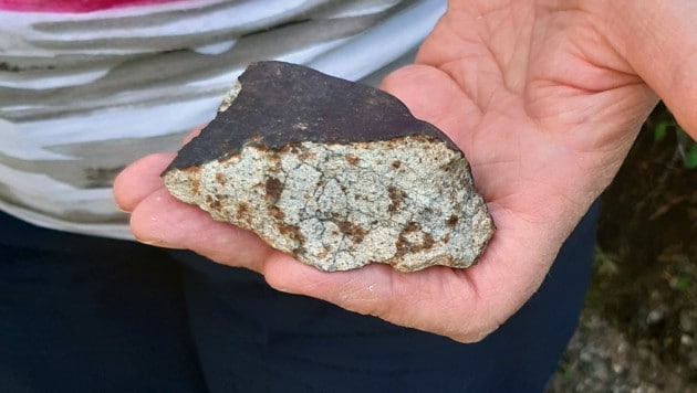 Das 233 Gramm schwere Fragment eines Meteoriten wurde Anfang Juli in der steirischen Gemeinde Kindberg gefunden. (Bild: APA/NHM/LUDOVIC FERRIéRE)