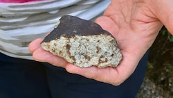 Das 233 Gramm schwere Fragment eines Meteoriten wurde Anfang Juli in der steirischen Gemeinde Kindberg gefunden. (Bild: APA/NHM/LUDOVIC FERRIéRE)