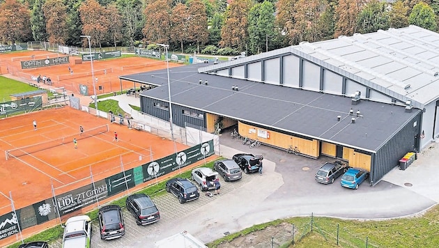 Applaus von Bad Ischls SP-Stadtvize Thomas Loidl für Qualität der neuen Tennishalle. Von der VP hagelt es Kritik. (Bild: Marion Hörmandinger)