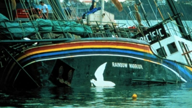 Die „Rainbow Warrior“ nach dem Bombenanschlag (Bild: Greenpeace/John Miller)