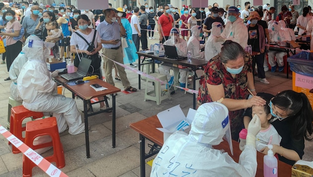 Mit Ausgangssperren, Massentests, Kontaktverfolgung, Quarantäne und strengen Einreisebeschränkungen hält China das Coronavirus weitgehend in Schach. (Bild: AFP)