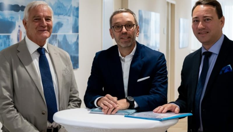 Kickl und Haimbuchner mit Univ.-Prof. Michael Geistlinger der Universität Salzburg im Rahmen einer Pressekonferenz der FPÖ am Mittwoch in Linz. (Bild: APA/FOTOKERSCHI.AT / KERSCHBAUMMAYR)