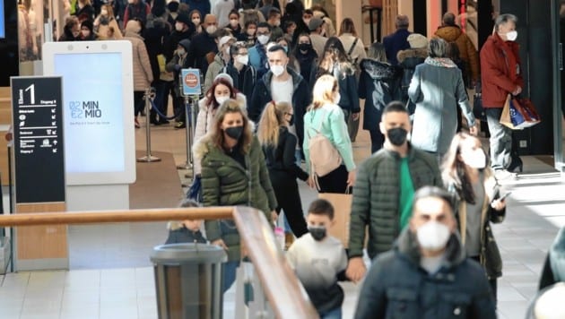 Der Mann weigerte sich mit allen Mitteln dagegen, im Einkaufszentrum eine Maske zu tragen. (Bild: Martin Jöchl)