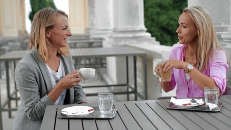 Kaffeetratsch: „Dancing Star“ Jasmin Ouschan mit „Krone“-Redakteurin Marie Leopoldsberger (Bild: Gerhard Bartel)