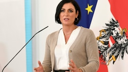 Tourismusministerin Elisabeth Köstinger (ÖVP) sieht die FPÖ im „Eck der Corona-Leugner“. (Bild: APA/HELMUT FOHRINGER)