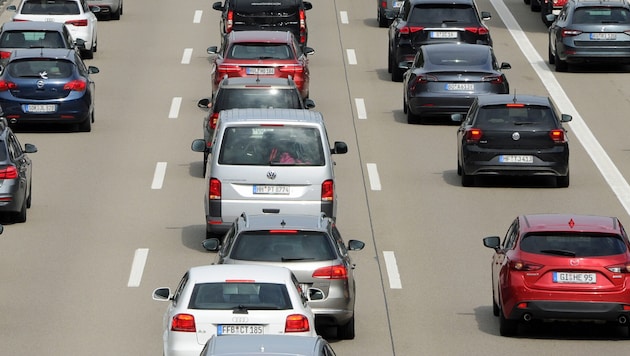 Traffic jam on a German highway (archive image) (Bild: APA/dpa/Ursula Düren)