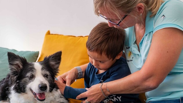 Mit der geduldigen „Nadua“ und Hundeprofi Maria Meisel (Therapiehund & Co) durften 4- bis 10-jährige Kinder am Linzer Hauptplatz erste wertvolle Erfahrungen mit Vierbeinern sammeln. (Bild: Einöder Horst)