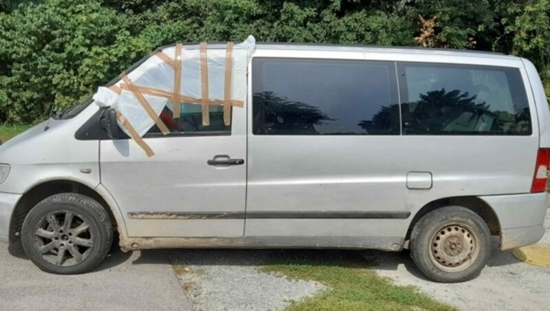 In diesem Bus saßen 15 Flüchtlinge. Nach der Verfolgung durch das Bundesheer stiegen die Syrer bei einem Wald aus. (Bild: Christian Schulter)