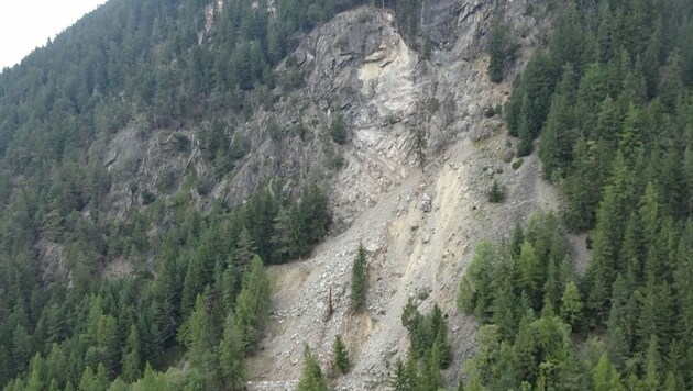 Dieser steile Wald- und Felshang oberhalb der Kühtaistraße musste beräumt und gesichert werden. (Bild: Land Tirol/Landesgeologie)