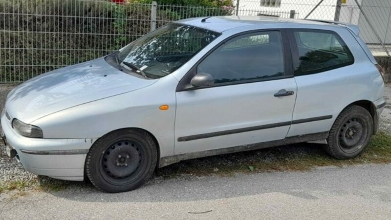 Den Verfolgern des Bundesheeres stellte sich der Komplize des Schleppers mit diesem Fiat Bravo in den Weg. (Bild: Christian Schulter)