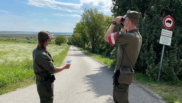 Das Bundesheer kontrolliert genauso die Strecken zur Grenze mit Ungarn abseits der Hauptrouten. (Bild: Christian Schulter)
