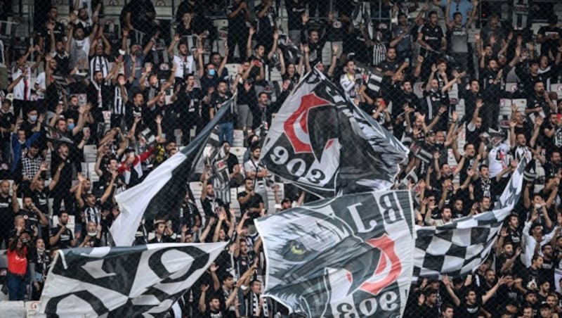 Besiktas supporters cheer their team before the UEFA Champions Leage 1st round Group C football match between Besiktas (TUR) and Borussia Dortmund in Istanbul, on September 15, 2021. (Photo by OZAN KOSE / AFP) (Bild: AFP)