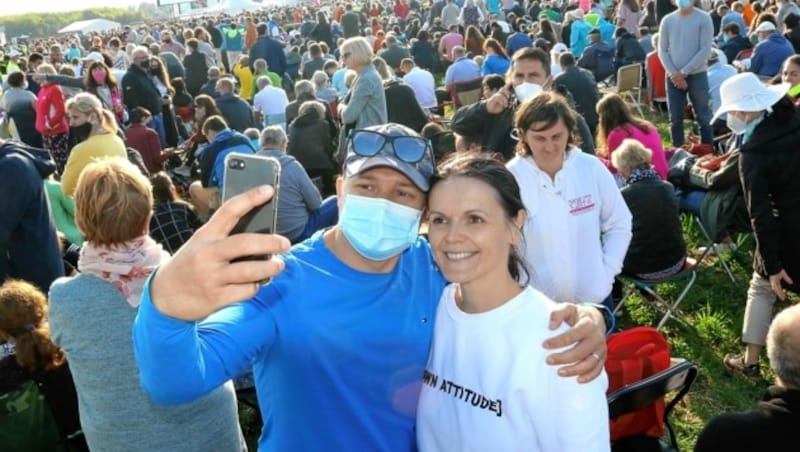 Mit Martin und Antonia sind auch Papst-Fans aus Österreich angereist. (Bild: Christian Jauschowetz)