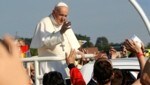 Papst Franziskus winkt den 45.000 katholischen Gläubigen zu. (Bild: Christian Jauschowetz)