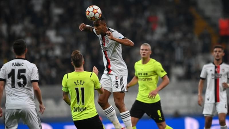 Besiktas' Brazilian defender Souza (C) heads the ball during the UEFA Champions Leage 1st round Group C football match between Besiktas (TUR) and Borussia Dortmund in Istanbul, on September 15, 2021. (Photo by OZAN KOSE / AFP) (Bild: AFP)