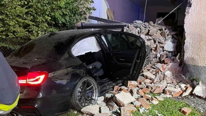 Der Lenker und sein Beifahrer wurden zum Glück nur leicht verletzt. (Bild: FF Rosegg)