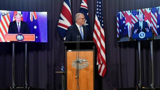 Boris Johnson, Scott Morrison und Joe Biden (von links) präsentierten den Pakt (Bild: AAP IMAGE)